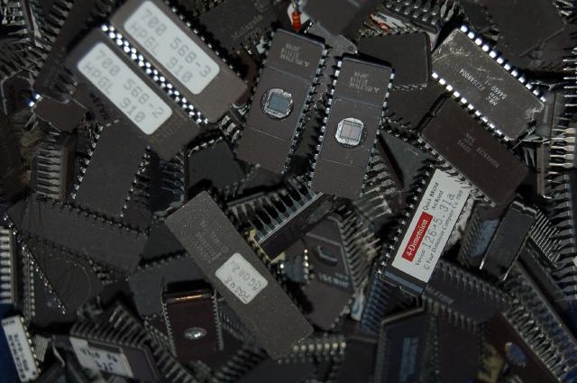 keramik ics und eproms aus computern und großrechnern liegen auf einem haufen