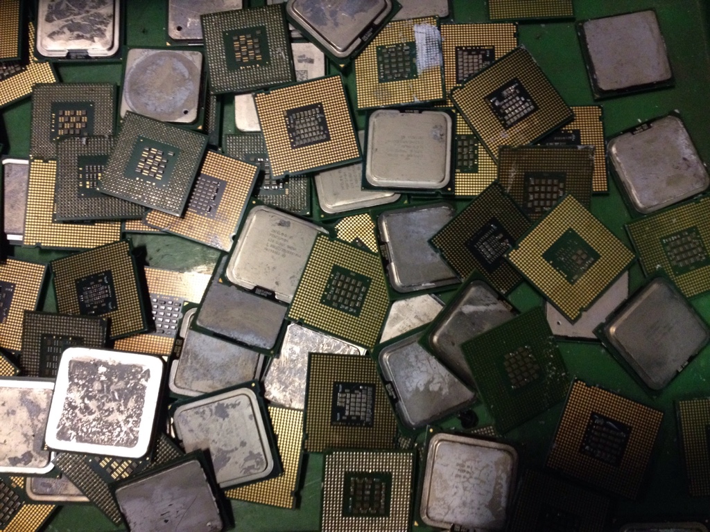 kunststoff cpu prozessoren liegen auf einem haufen