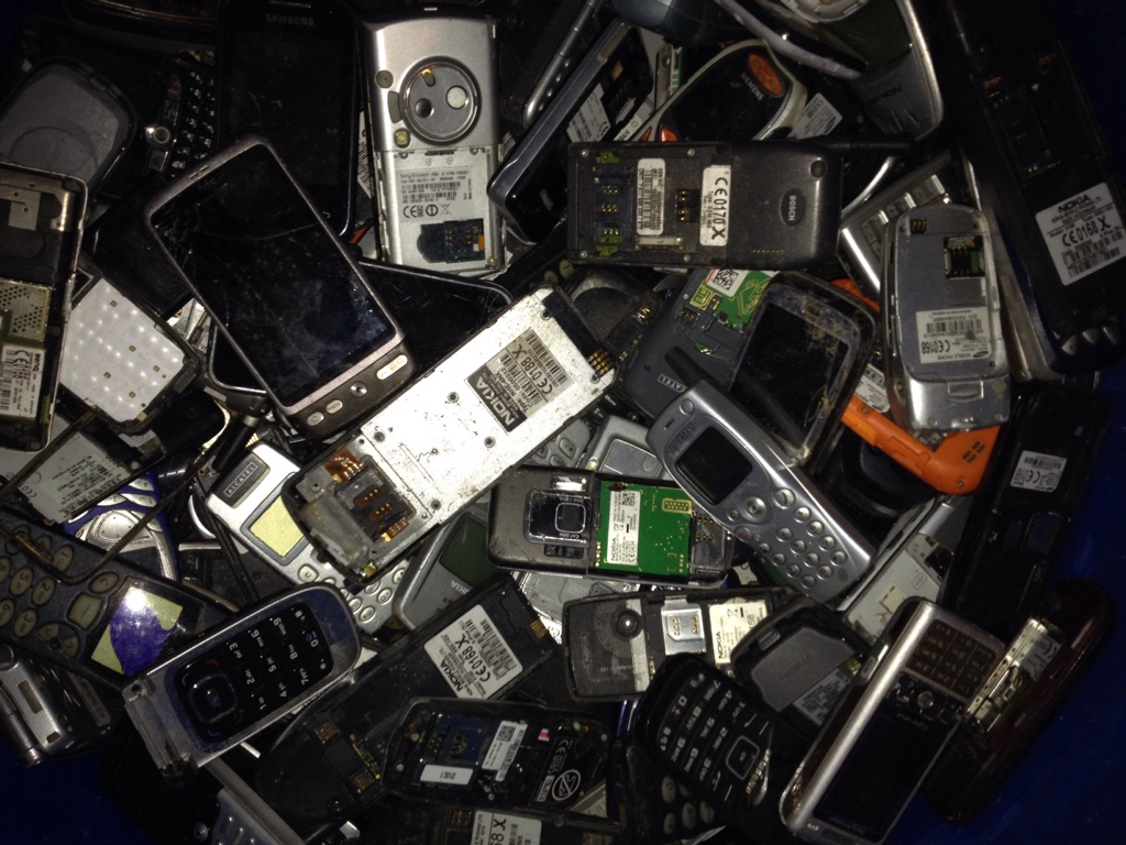 alte handy geräte auf einem haufen
