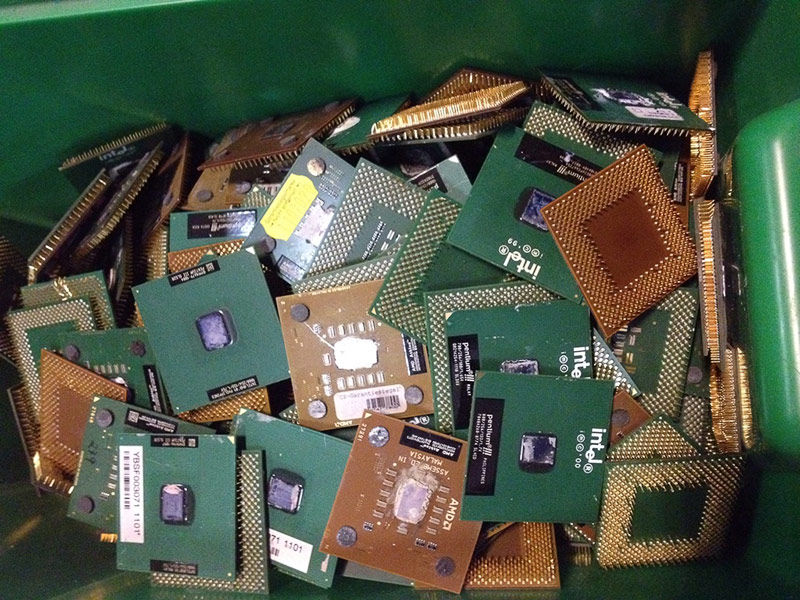 kunstoff cpu in blau und grün auf einem haufen liegend