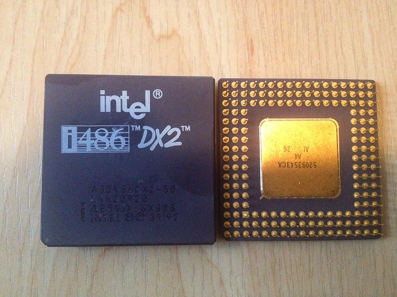 keramik cpu prozessoren auf holzhintergrund liegend