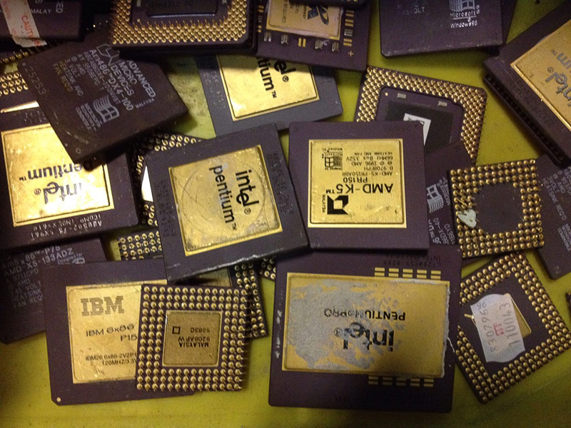 keramik cpu prozessoren mit goldcup auf einem haufen liegend
