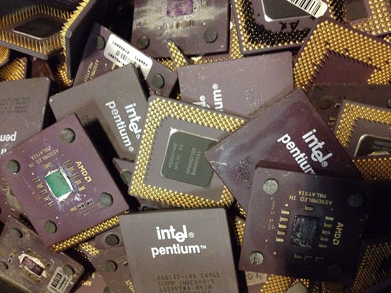 keramik cpu, amd und pentium prozessoren auf einem haufen