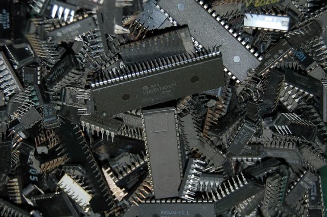 kunststoff ics und chips aus computern und großen rechnern