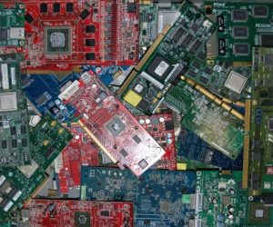 computer und serversteckkarten auf einem haufen