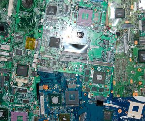 laptop platinen auf einem haufen