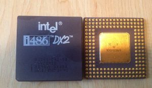 keramik cpu prozessoren auf holzhintergrund liegend