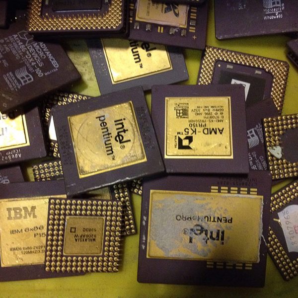 keramik cpu prozessoren mit goldcup auf einem haufen liegend