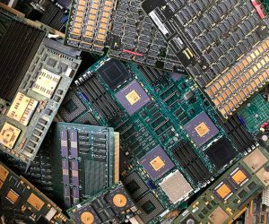 alte computer platinen auf einem haufen kl1+
